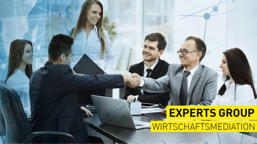 Geschäftstreffen mit Handschlag zwischen zwei Personen.